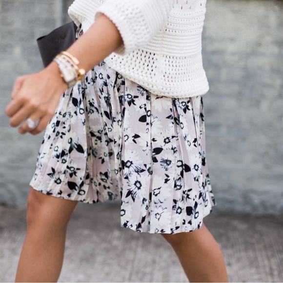 BANANA REPUBLIC Floral pleated skirt size 14 - Picture 2 of 5